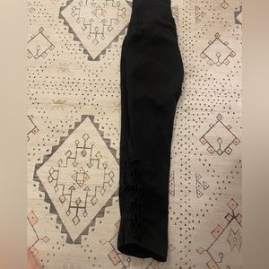 Cropped Lululemon leggings cross cross ankle design